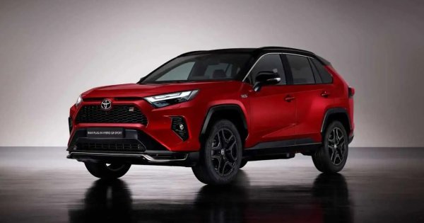 Най-новата глава в историята на емблематичния модел е  RAV4 GR S PORT, предоставен с любезното съдействие на Gazoo Racing . По-спортен външен вид, 19-инчови алуминиеви джанти и изключителни дизайнерски детайли се допълват от допълнителни подобрения на окачването. То включва нови, по-твърди пружини и настройки на амортисьорите, като видимо подобрява управлението.
